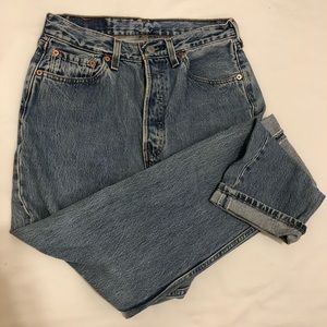 Vintage Levi’s boyfriend jeans size 29 but fits 26